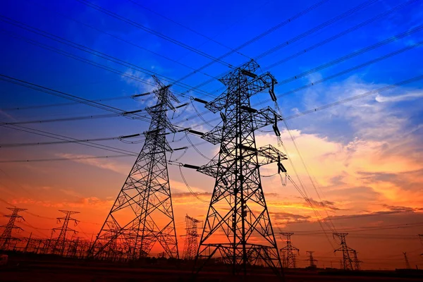 Elektrik kulesi, gün batımında siluet.