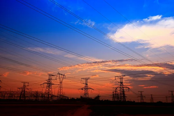 Elektrik kulesi, gün batımında siluet.
