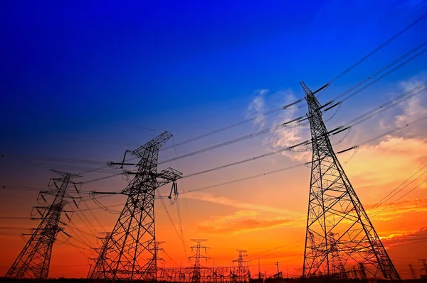 Elektrik kulesi, gün batımında siluet.