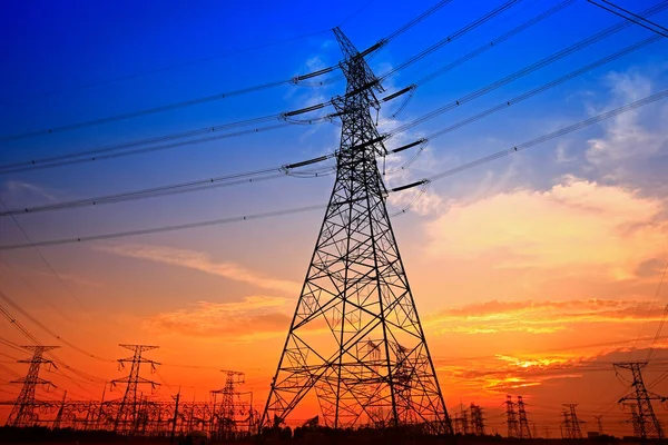 Elektrik kulesi, gün batımında siluet.