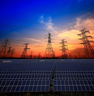 Güneş panelleri ve elektrik kulesi, yeşil enerji