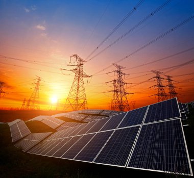 Güneş panelleri ve elektrik kulesi, yeşil enerji