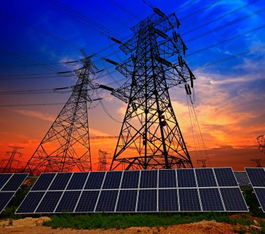 Güneş panelleri ve elektrik kulesi, yeşil enerji