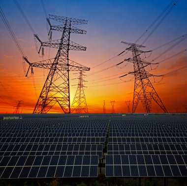 Güneş panelleri ve elektrik kulesi, yeşil enerji