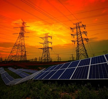 Güneş panelleri ve elektrik kulesi, yeşil enerji