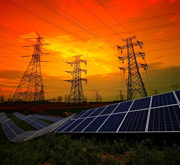 Güneş Panelleri Elektrik Kulesi Yeşil Enerji — Stok fotoğraf