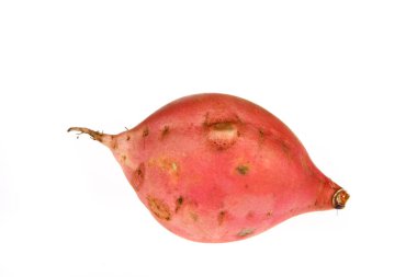 Beyaz arka planda olgun tatlı patatesler