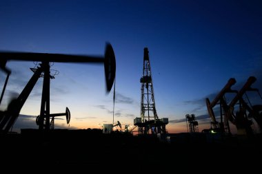 Bu güzel gecede petrol sondaj platformu