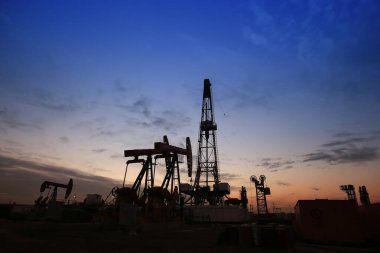 Bu güzel gecede petrol sondaj platformu