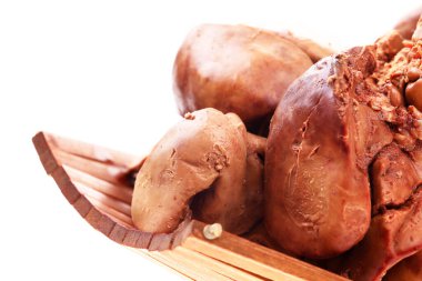 Beyaz arka planda tavuk ciğeri