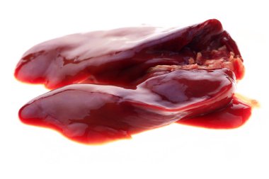 Beyaz arka planda tavuk ciğeri