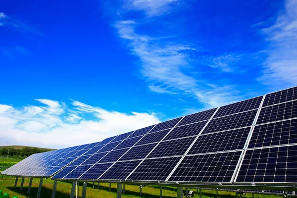 Photovoltaische Sonnenkollektoren Und Photovoltaik Stromerzeugung — Stockfoto