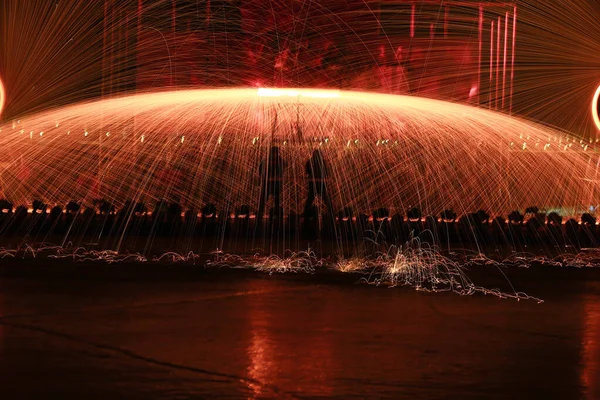 Erimiş çelikten kıvılcımlar,