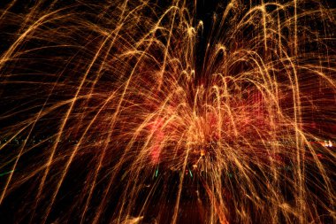 Erimiş çelikten kıvılcımlar,