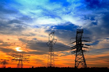 Pylon, yüksek voltajlı kule gökyüzü arka planı.