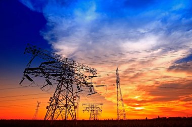 Pylon, yüksek voltajlı kule gökyüzü arka planı.