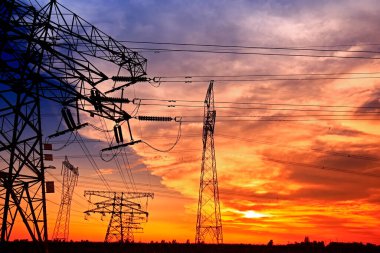 Pylon, yüksek voltajlı kule gökyüzü arka planı.