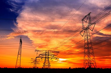 Pylon, yüksek voltajlı kule gökyüzü arka planı.