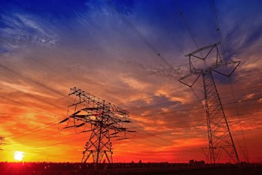 Pylon, yüksek voltajlı kule gökyüzü arka planı.