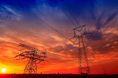 Pylon, yüksek voltajlı kule gökyüzü arka planı.