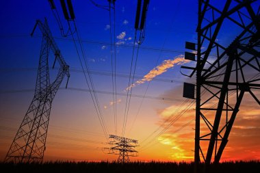 Pylon, yüksek voltajlı kule gökyüzü arka planı.