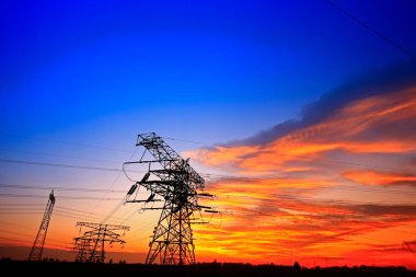 Pylon, yüksek voltajlı kule gökyüzü arka planı.