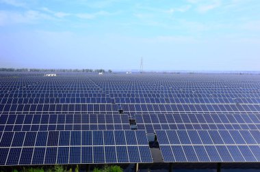 Suyun üzerindeki güneş panelleri