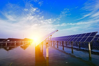 Suyun üzerindeki güneş panelleri