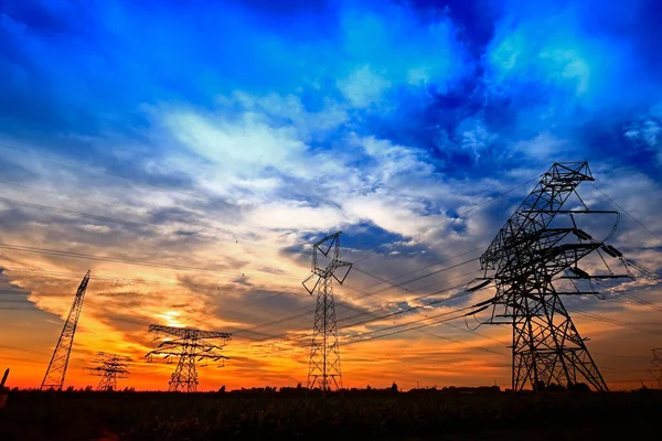 パイロン 高電圧タワー空の背景 — ストック写真