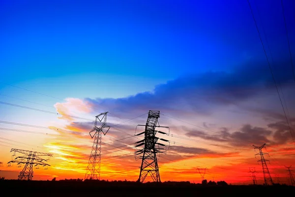 パイロン 高電圧タワー空の背景 — ストック写真