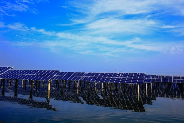 水の上の太陽電池パネル — ストック写真