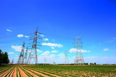 Pylon, yüksek voltajlı kule gökyüzü arka planı.