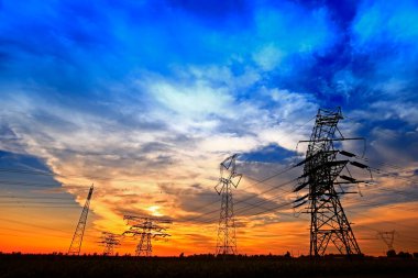 Pylon, yüksek voltajlı kule gökyüzü arka planı.