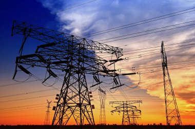 Pylon, yüksek voltajlı kule gökyüzü arka planı.