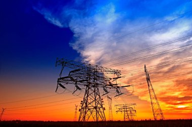 Pylon, yüksek voltajlı kule gökyüzü arka planı.