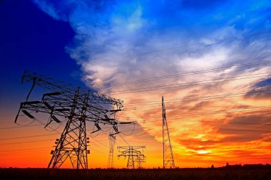 Pylon, yüksek voltajlı kule gökyüzü arka planı.