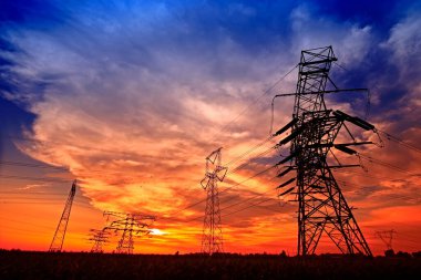 Pylon, yüksek voltajlı kule gökyüzü arka planı.