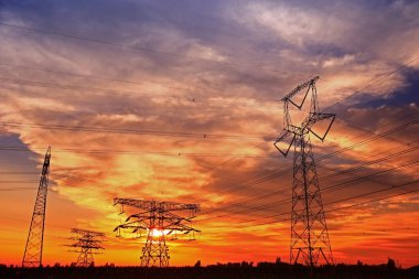 Pylon, yüksek voltajlı kule gökyüzü arka planı.