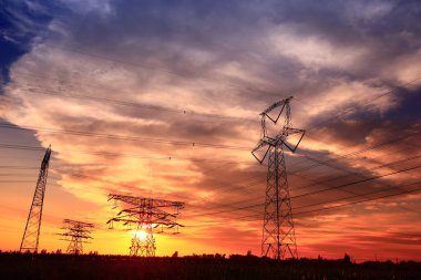 Pylon, yüksek voltajlı kule gökyüzü arka planı.