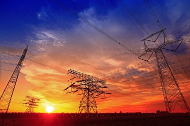 Pylon, yüksek voltajlı kule gökyüzü arka planı.