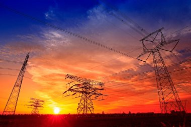 Pylon, yüksek voltajlı kule gökyüzü arka planı.