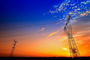 Pylon, yüksek voltajlı kule gökyüzü arka planı.