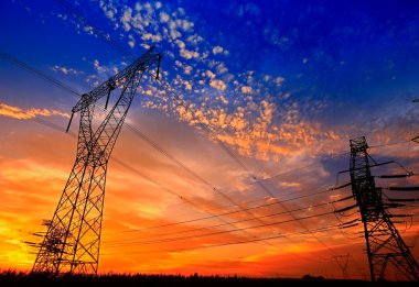 Pylon, yüksek voltajlı kule gökyüzü arka planı.