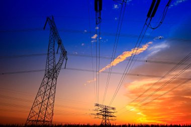 Pylon, yüksek voltajlı kule gökyüzü arka planı.