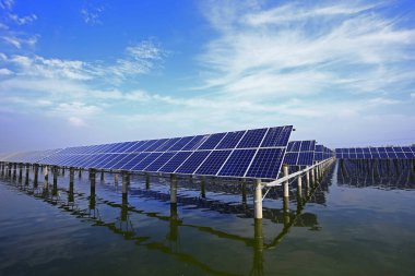 Suyun üzerindeki güneş panelleri