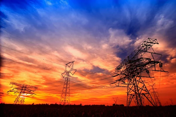 パイロン 高電圧タワー空の背景 — ストック写真