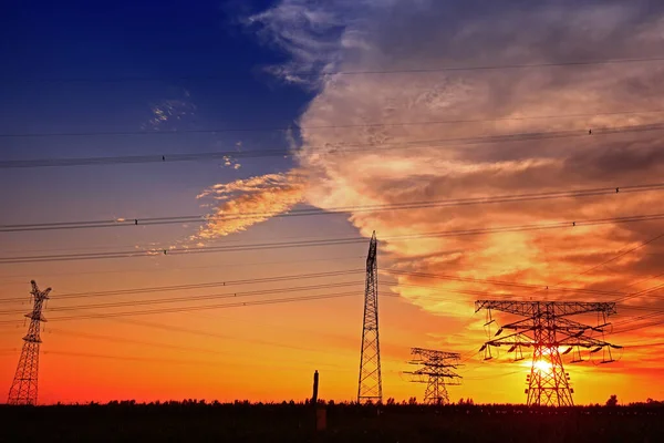 パイロン 高電圧タワー空の背景 — ストック写真