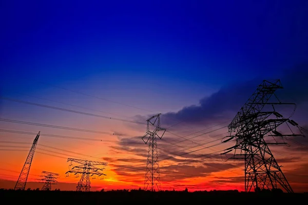 パイロン 高電圧タワー空の背景 — ストック写真