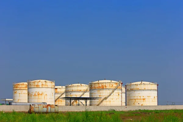 Oil Storage Tank Industrial Equipment — 图库照片