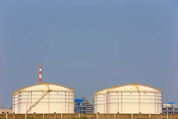 Oil Storage Tank Industrial Equipment — 图库照片